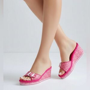 🩷 GUESS fuchsia, pink white monogram, buckle, open toe wedge sandals, size 7.5
